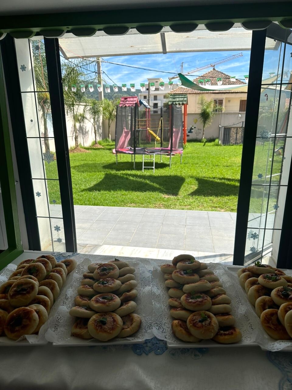 Jardin de l’école vu depuis un espace intérieur convivial